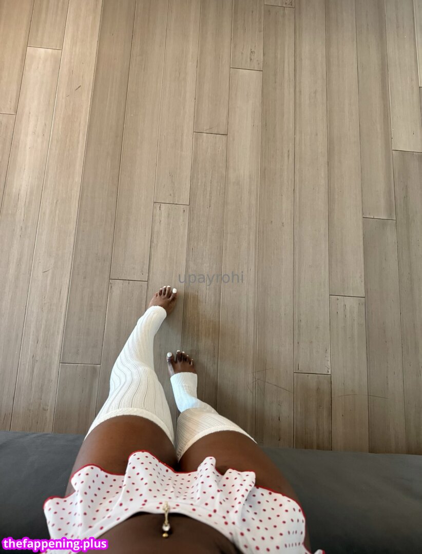Aarohi Allegre / aarohiallegre / favicon.ico / https: / littlerohi / urgoddessrohi Foto OnlyFans Nuda #1