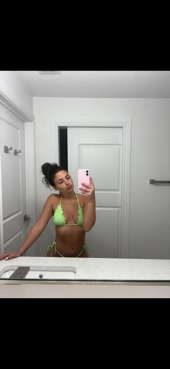 Full leaked Aleaarose private onlyfans photo