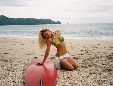 Alexis Ren