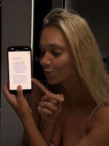 Alexis Ren