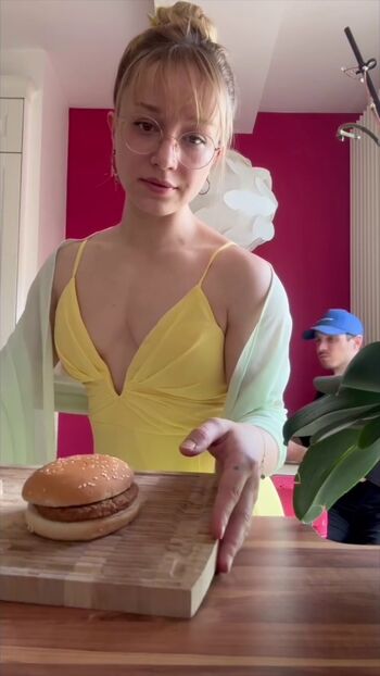 Full leaked Aline dessine private onlyfans photo