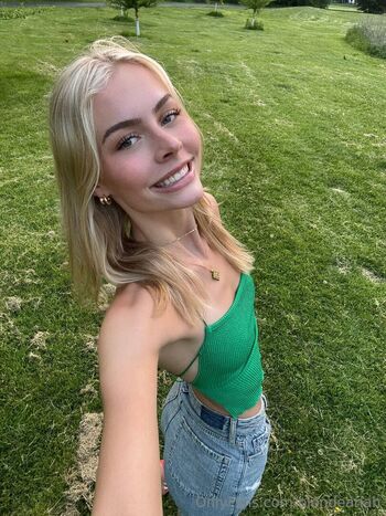 ariah_is_blonde