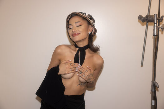 Full leaked Ariana grande page private onlyfans photo
