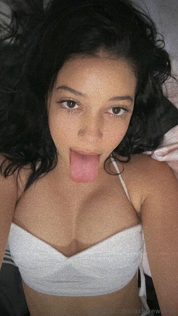 Full leaked Ashlyewavve private onlyfans photo