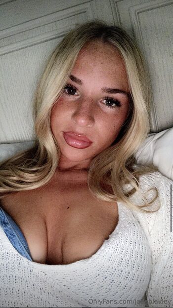 Full leaked Avelynraee private onlyfans photo