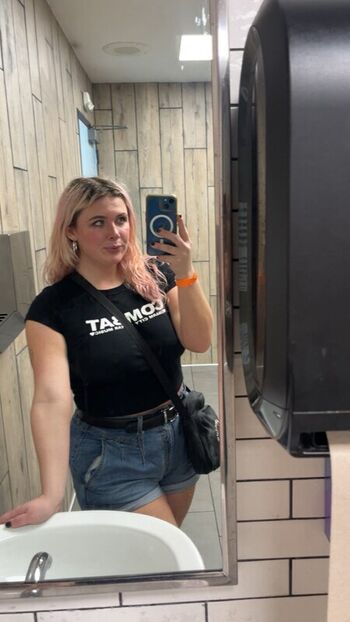 Full leaked Averageallison private onlyfans photo