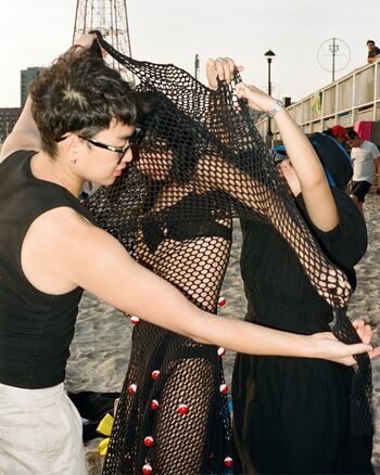 caitlyn.park / Moscot girl