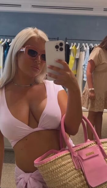 Full leaked Carla moreau private onlyfans photo