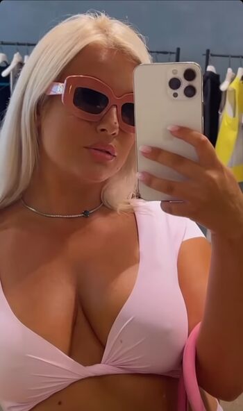 Full leaked Carla moreau private onlyfans photo