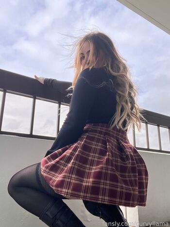 Full leaked Curvyllama private onlyfans photo