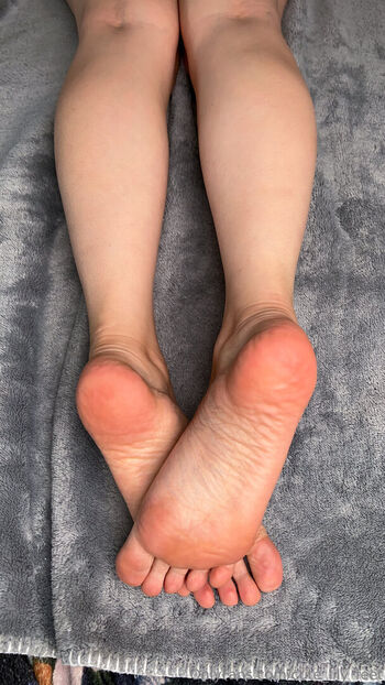 cute_lily_feet