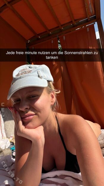 Full leaked Dagi bee page private onlyfans photo
