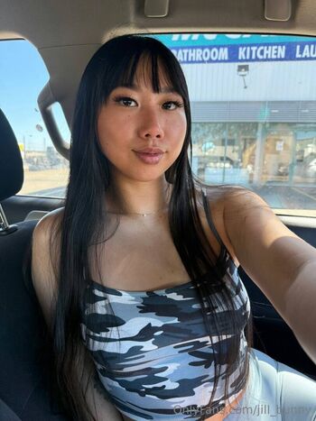 desk1er / jill_bunny