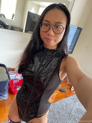 desk1er / jill_bunny