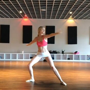 Elena Kampouris