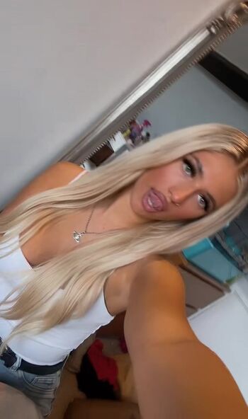 Full leaked Ellaxlongg private onlyfans photo