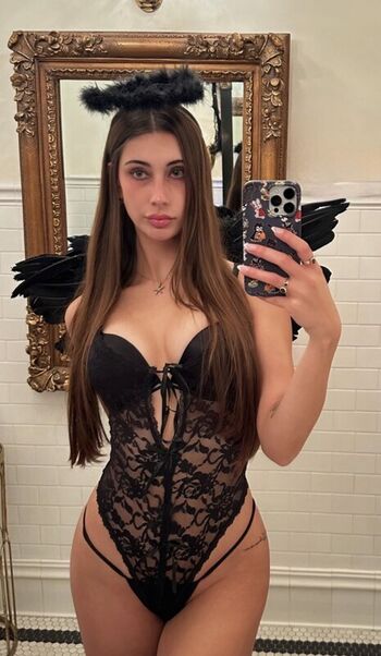 Full leaked Emileeperetic private onlyfans photo