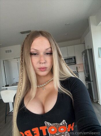Full leaked Emileexo private onlyfans photo