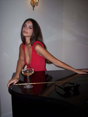 Full leaked Emily ratajkowski private onlyfans photo