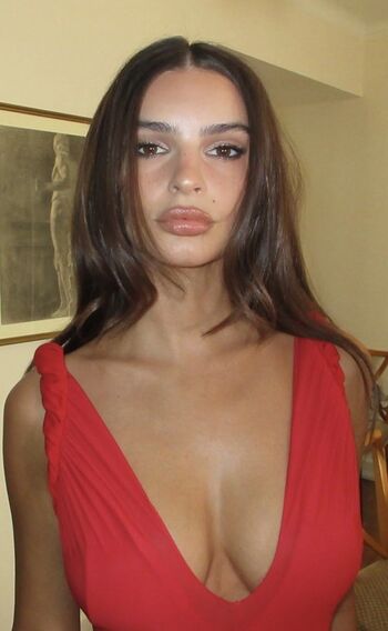 Full leaked Emily ratajkowski private onlyfans photo