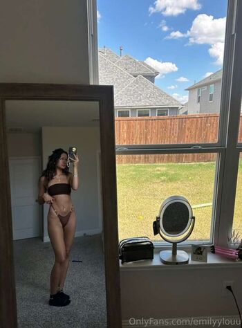 Full leaked Emilyylou private onlyfans photo