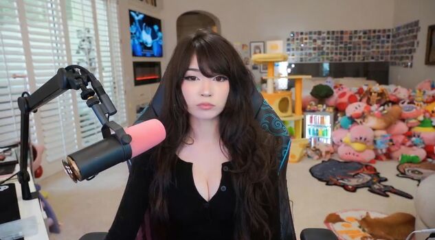 Full leaked Emiru  page private onlyfans photo