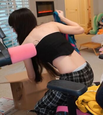 Full leaked Emiru page private onlyfans photo