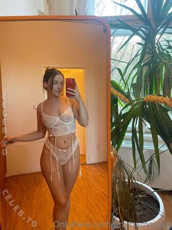 Full leaked Emma may  page private onlyfans photo