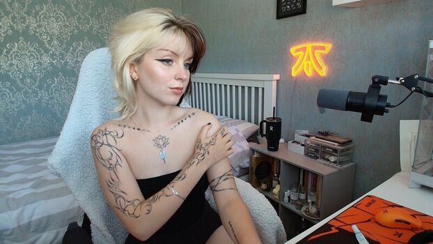Full leaked Emzeeni private onlyfans photo