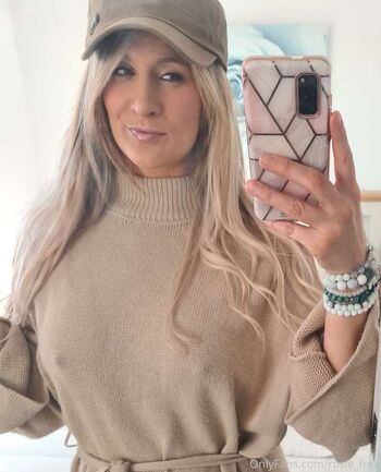 Full leaked English rosieuk private onlyfans photo