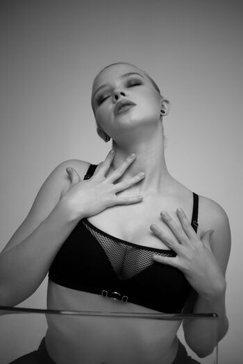 Eva Lee Model