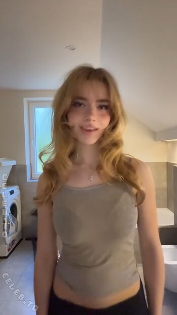 Full leaked Felinenyaa private onlyfans photo