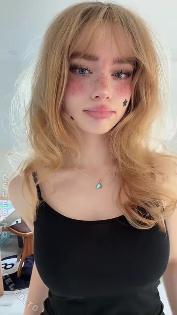 Full leaked Felinenyaa private onlyfans photo