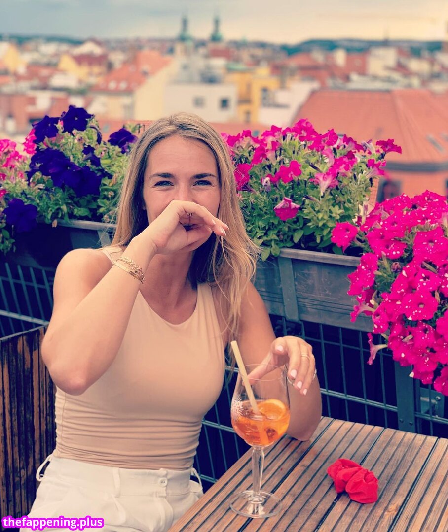 DesJournalistes / Femmes Journalistes / animatrices et autres dans les médias / https: / melanie.nouveauxmedias Nacktes OnlyFans Foto #75