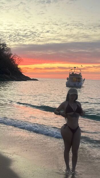 Full leaked Genesiscruzsisi private onlyfans photo