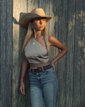 Full leaked Hawk tuah girl private onlyfans photo