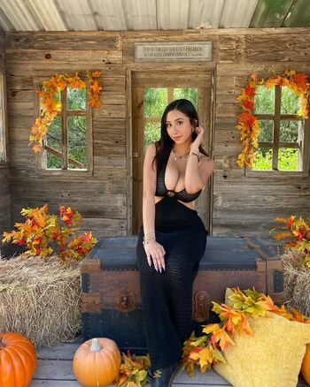 Full leaked Heily private onlyfans photo