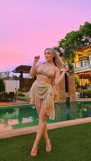 Full leaked Holly wolf page private onlyfans photo