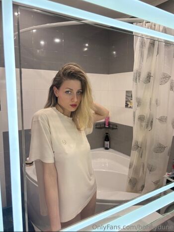 Full leaked Honeydune private onlyfans photo