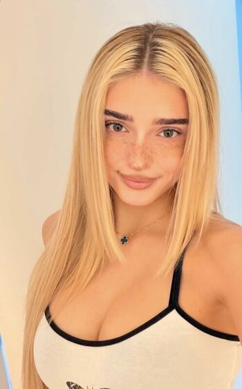 Full leaked Honeypuu private onlyfans photo
