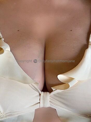Hotmomjane