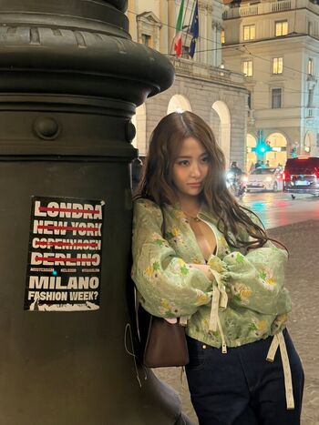 Full leaked Huh yunjin  page private onlyfans photo