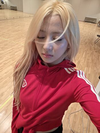 Huh Yunjin 허윤진