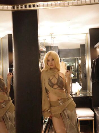 Full leaked Huh yunjin  page private onlyfans photo