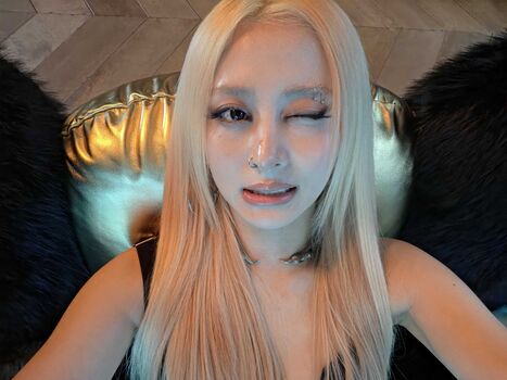 Full leaked Huh yunjin  page private onlyfans photo