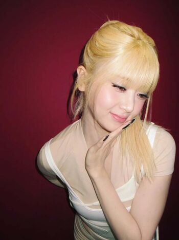 Full leaked Huh yunjin  page private onlyfans photo