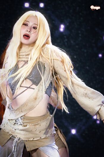 Full leaked Huh yunjin  page private onlyfans photo