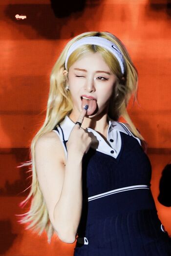 Full leaked Huh yunjin  page private onlyfans photo