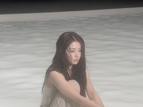 Full leaked Huh yunjin  page private onlyfans photo