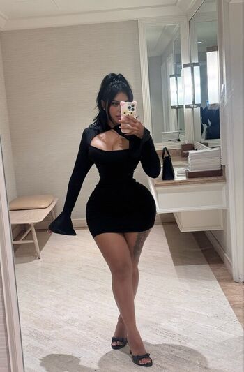 Full leaked Iluvcinnie private onlyfans photo